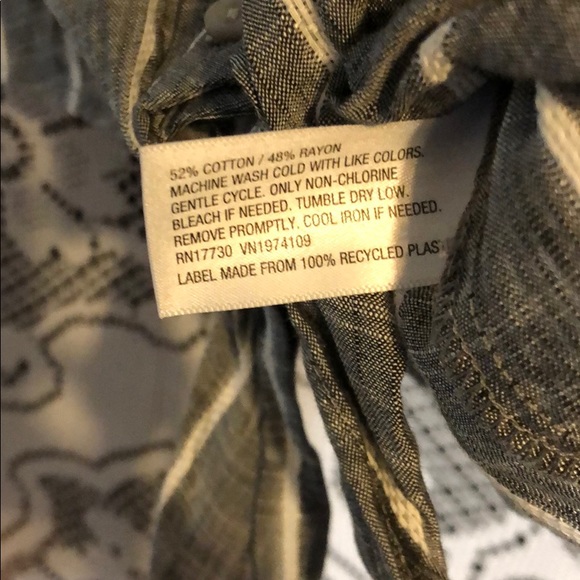 🍉 Universal Thread Gray Button Up - Picture 5 of 6